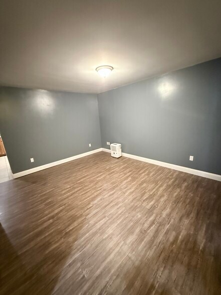 Building Photo - 7 Pleasant Woods