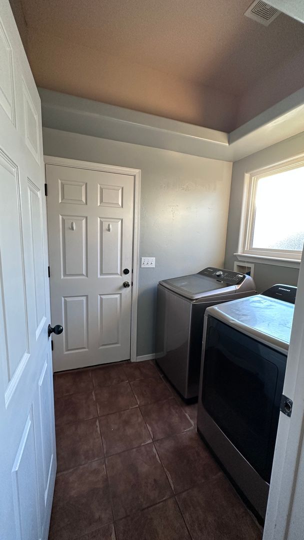 Building Photo - Beautiful 3 Bedroom 2 Bathroom with Low Ma...