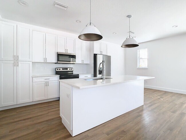 Building Photo - Brand New Constructed Townhouse in South Tampa - Available October 2024