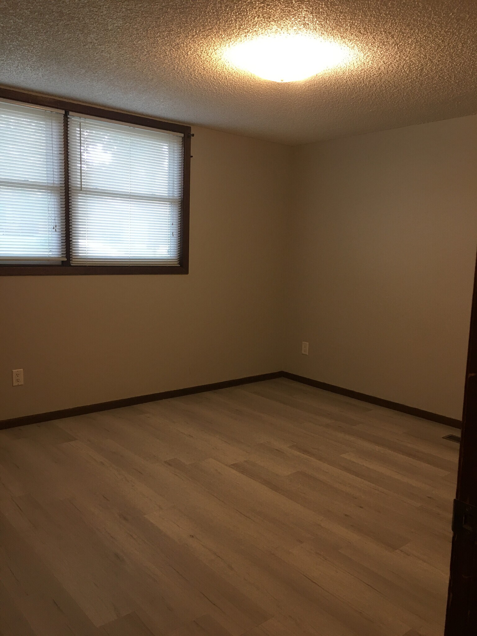 Building Photo - 1460 Eastview Dr