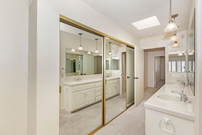 Building Photo - Gorgeous 2 bedroom, 2 bath in the hills ab...