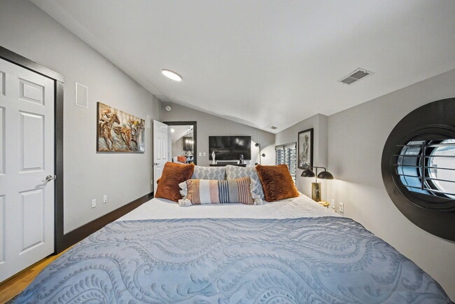 Building Photo - 261 S Limestone