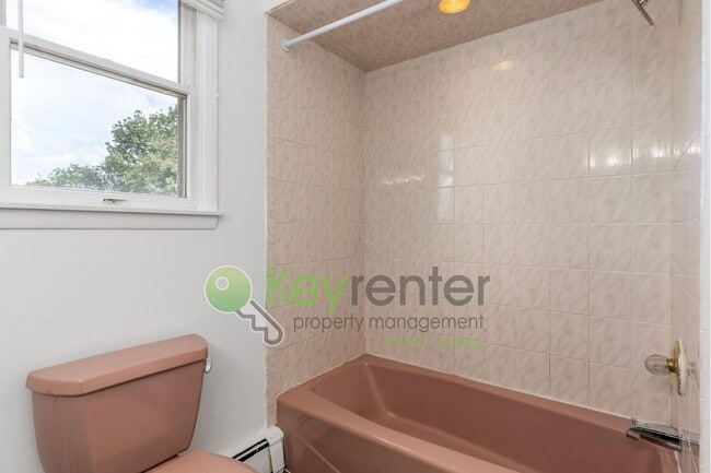 Building Photo - Spacious 3-Bed, 2-Bath First-Floor Unit wi...
