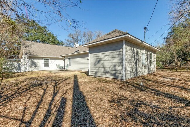 Building Photo - 108 Gilchrist Ave