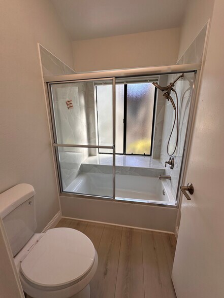 Guest Bath - 4300 Via Marisol