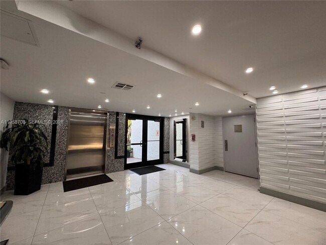 Building Photo - 16919 N Bay Rd