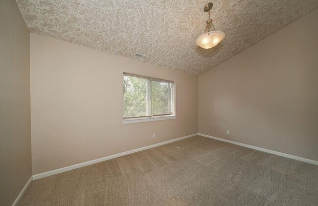 Building Photo - 4bd/2.5ba House with Washer/Dryer & Fully Fenced Yard!