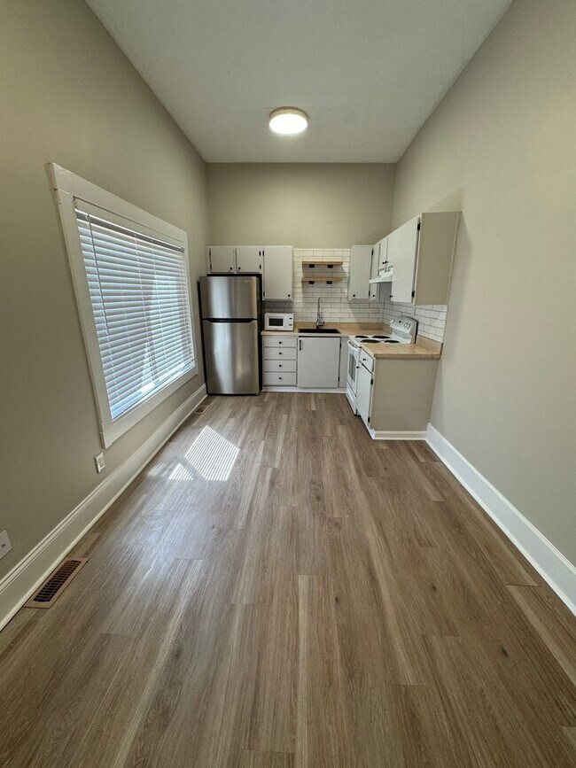 Building Photo - 1618ELL