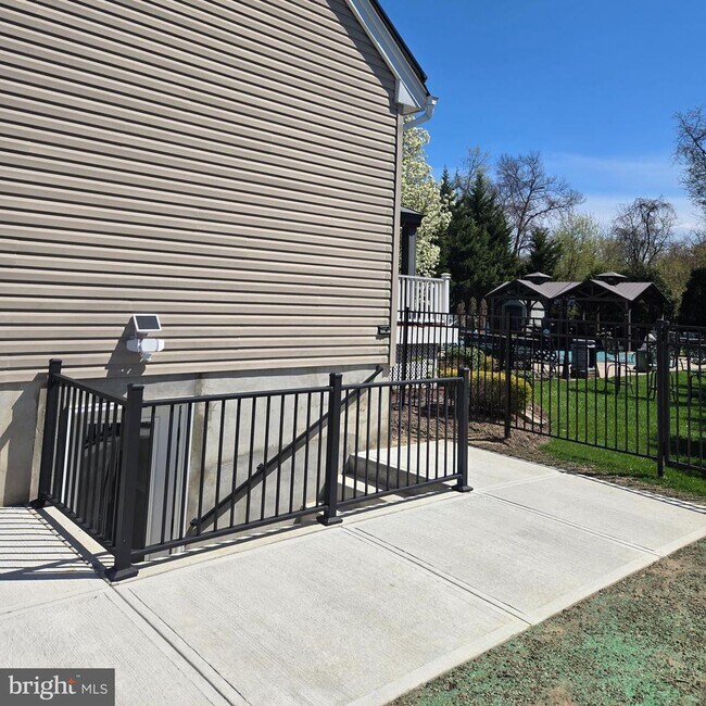 Building Photo - 3 Hillfield Ave