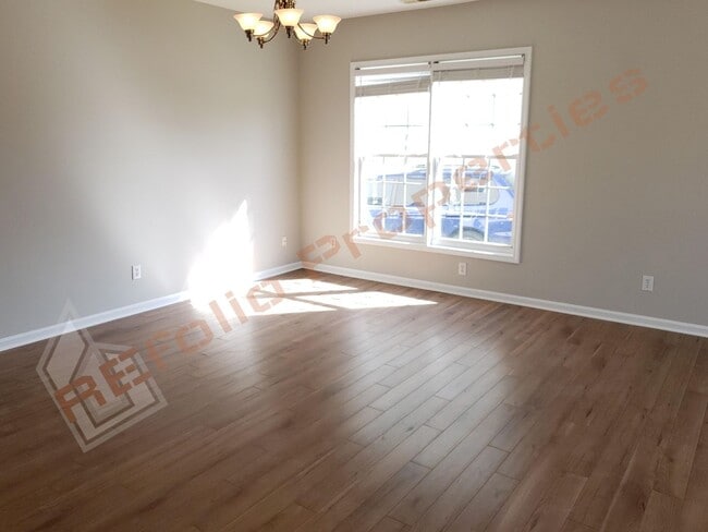 Building Photo - Lovely 4 Bedroom, 2.5 Bath Single-Family H...