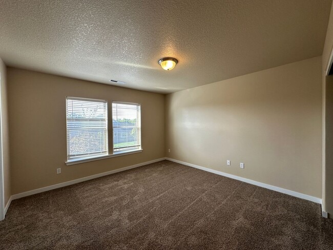 Building Photo - MOVE IN SPECIAL!  Remodeled 3 Bedroom / 2.5 Bathroom Home Southwest Redmond
