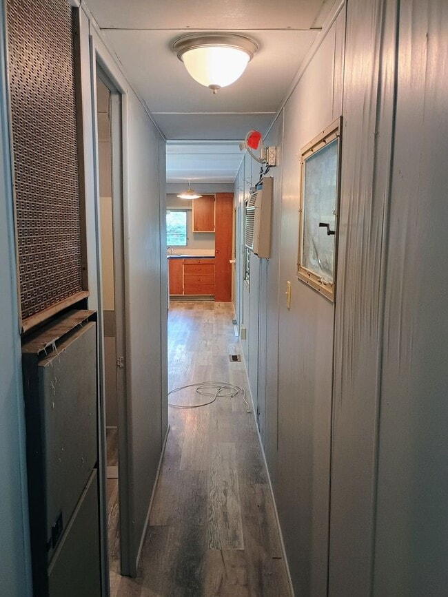 Building Photo - 2 bedroom 1 bathroom with HUGE bonus room