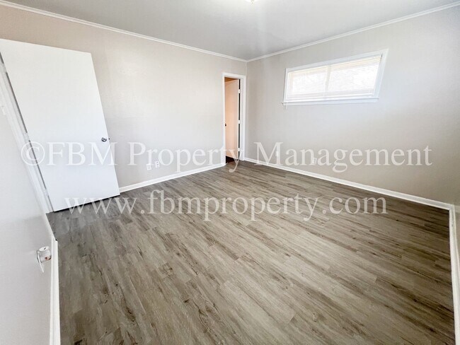 Building Photo - 1204 Williamsburg Dr