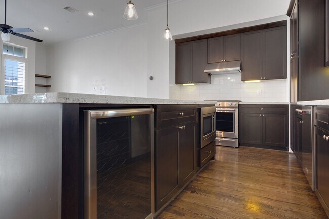 Building Photo - 1030 W 26th St