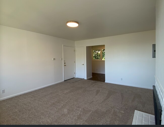 Building Photo - 1BR/1BA Charmer! BAY VIEWS and Parking! Laundry On-Site! Balcony! PROGRESSIVE