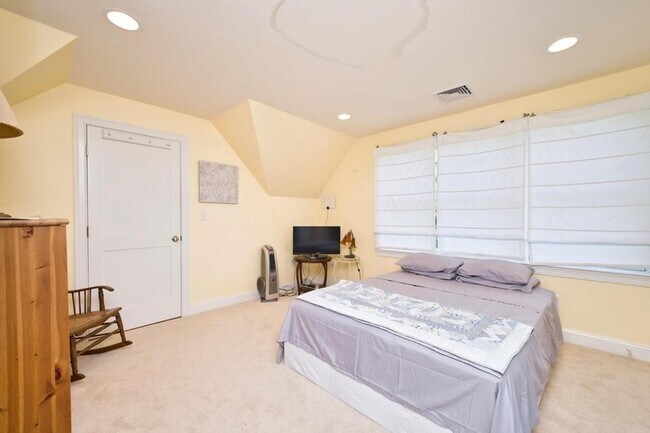 Building Photo - 73 Bayside Ave