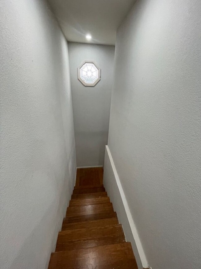 Building Photo - Stunning 5 bedroom 3 bath