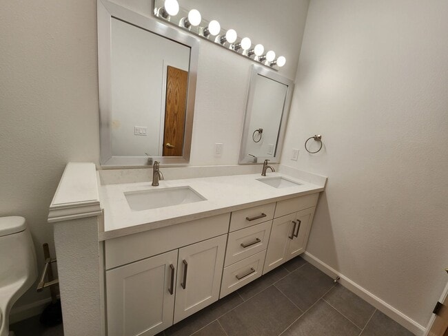 Building Photo - Renovated 3 Bedroom Condo