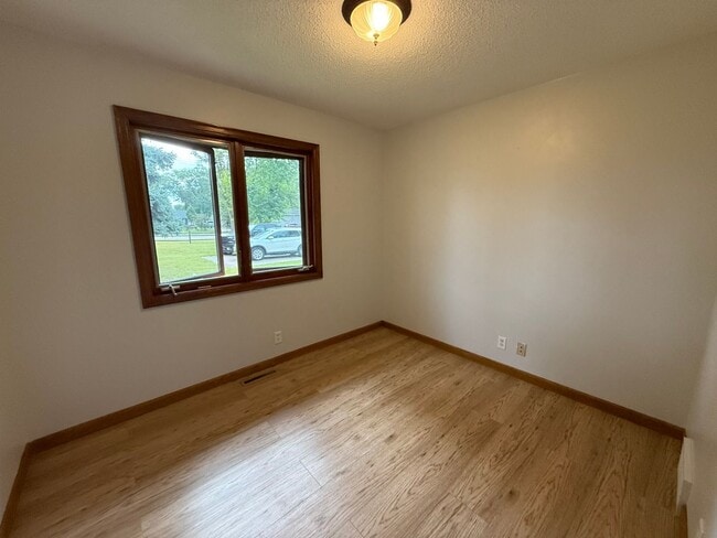 Building Photo - Bloomington 4 Bed 3 Bath SF Home available...
