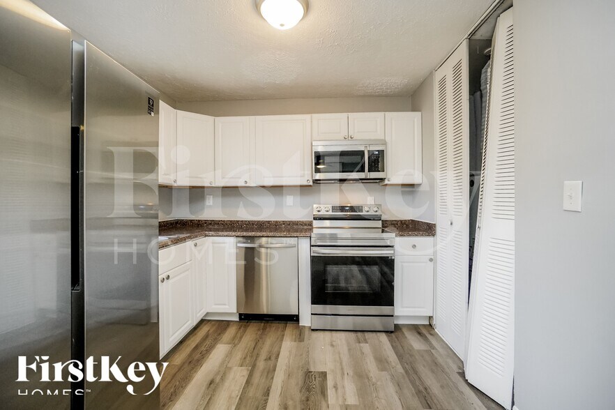 Building Photo - 614 Palace Ln