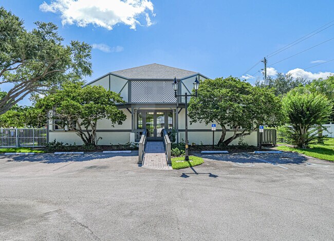 Building Photo - 1930 Westhampton Ct