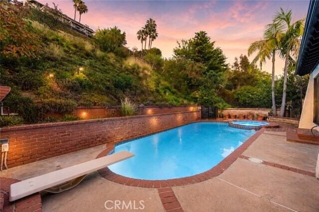 Building Photo - 1350 E Tujunga Ave
