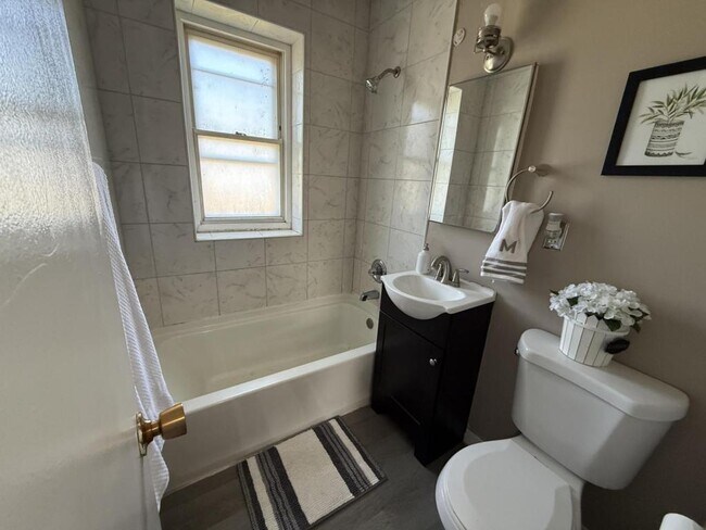 Building Photo - 1802 La Salle Pl