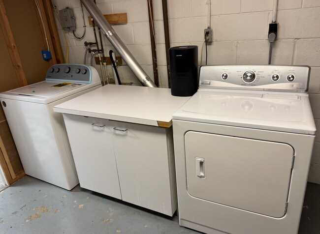 Building Photo - 6711 Park Hall Dr