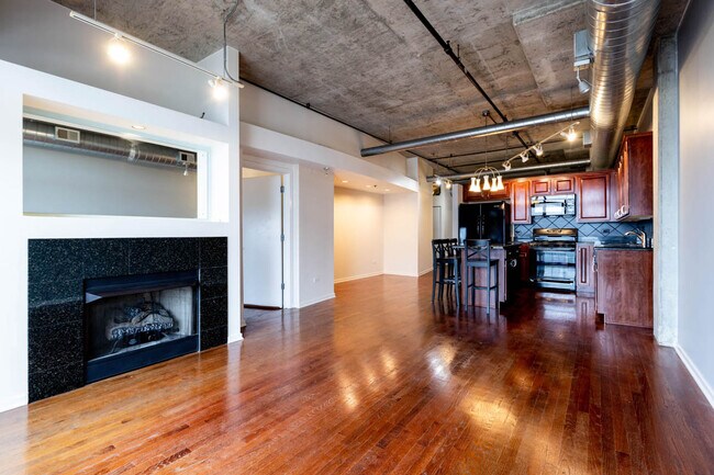 Building Photo - 933 W Van Buren St