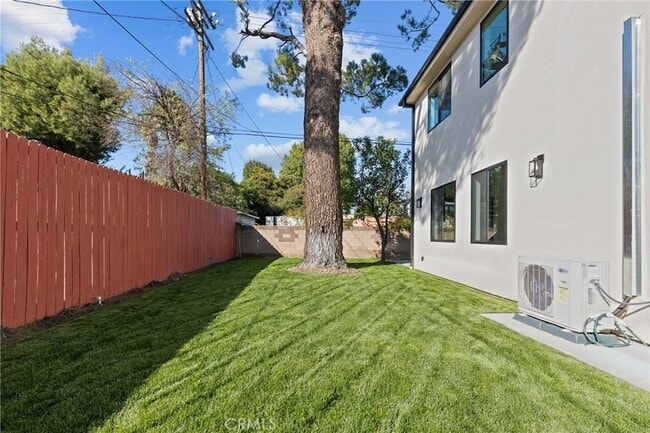 Building Photo - 11145 Hortense St