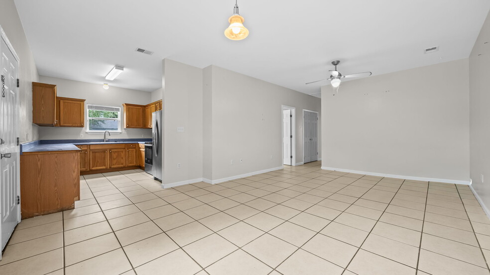 Building Photo - 601 S Cedar St