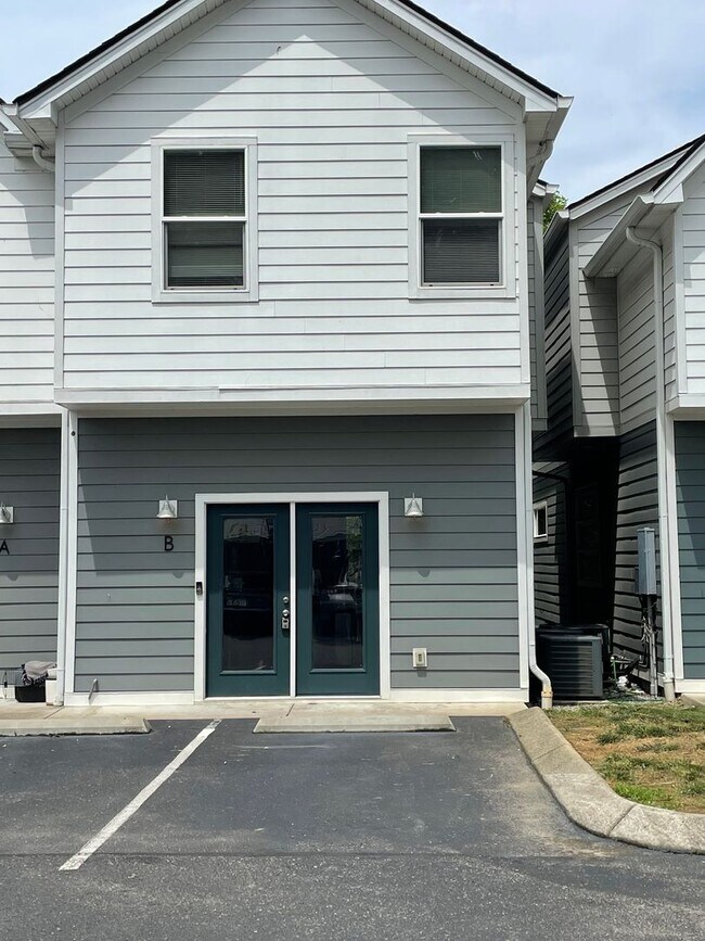 Building Photo - Incredible 2 Bedroom 2.5 Bath Townhome wit...