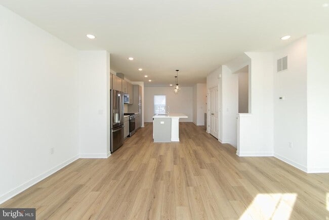 Building Photo - 65 Basswood St