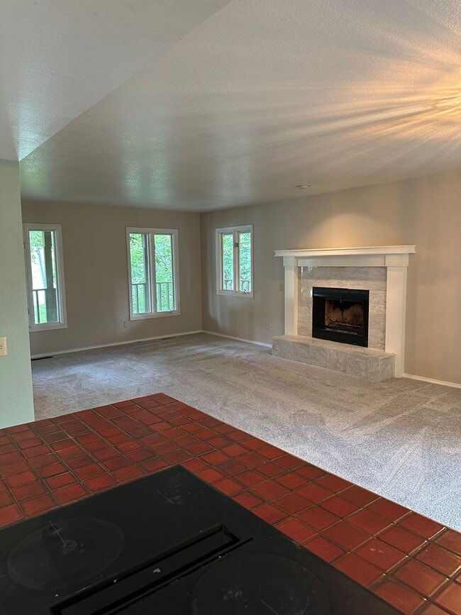 Building Photo - Kempton Hills 3 Bedroom/2.75 Bath Home with Sauna!