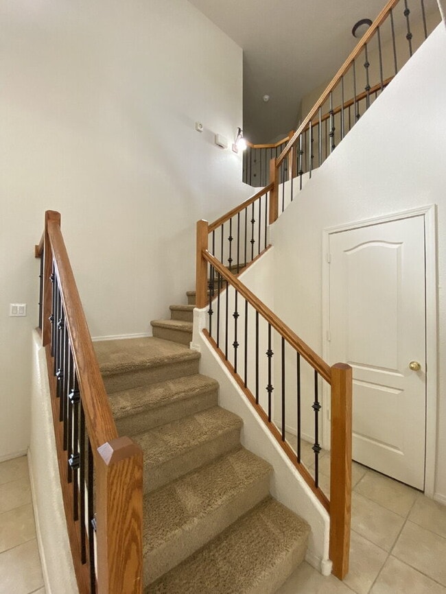Building Photo - Large 5BR/2Story w/Balcony - Northern Meadows