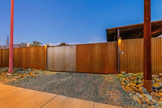 Building Photo - 1314 S 8th Ave