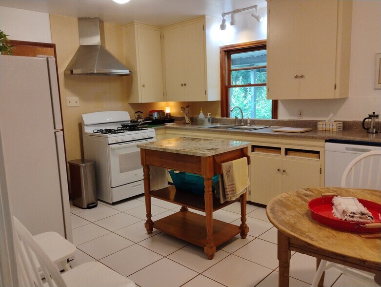 Building Photo - 2256 Bardwell Dr