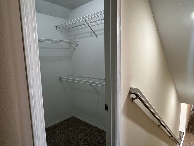 Building Photo - Republic Schools - Gorgeous 4 Bed 2 Bath 2 Car Garage For Rent