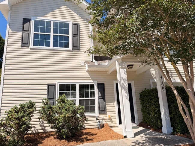 Building Photo - Spacious 3BR/3BA AVAILABLE NOW!