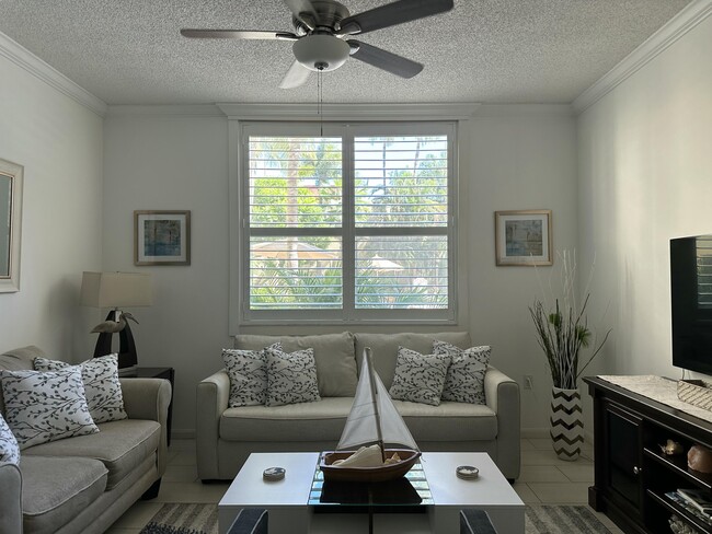Building Photo - 720 S Sapodilla Ave