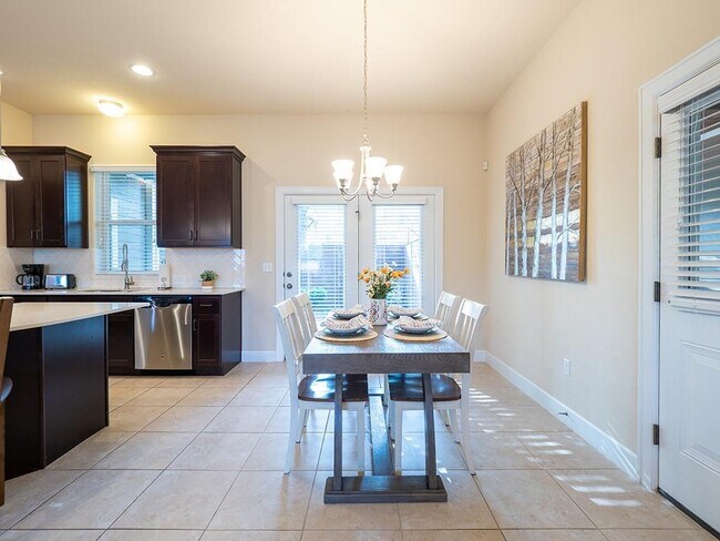 Building Photo - 5605 Roosevelt Ave