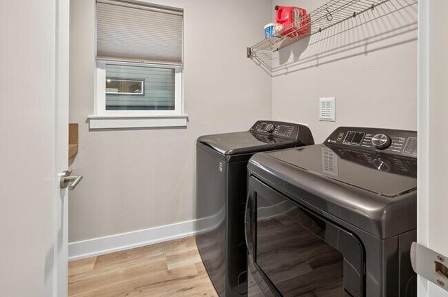 Building Photo - Attractive Modern Easton 3 Bedroom Home