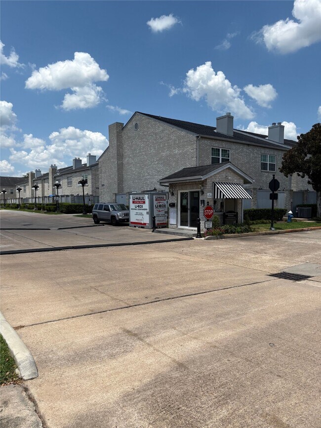 Building Photo - 622 Wilcrest Dr