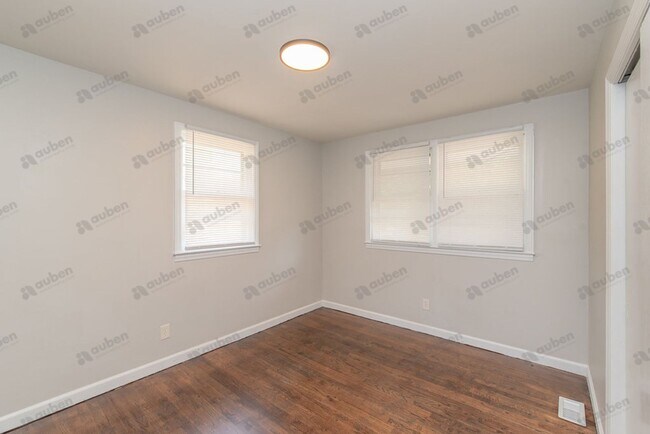 Building Photo - Newly Renovated & Spacious Home w/ Bonus Room