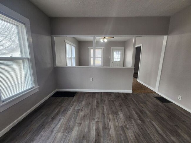 Building Photo - Charming 3-bedroom, 1-bath home with a bright living space, spacious bedrooms, and an easy-to-mai...