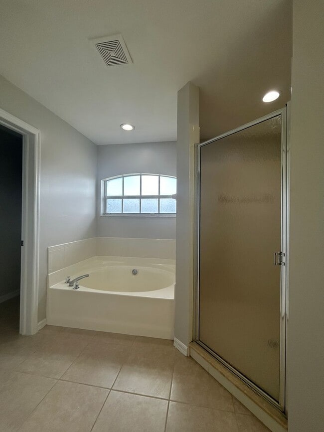 Building Photo - 3 Bedroom 2 Bath 2 Car Garage In Cape Coral!