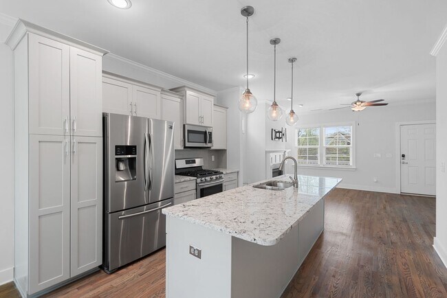 Building Photo - Beautifully Updated 3 Bedroom, 2.5 Bathroo...