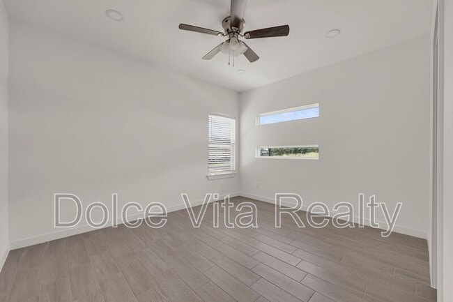 Building Photo - 1502 W Platinum Dr