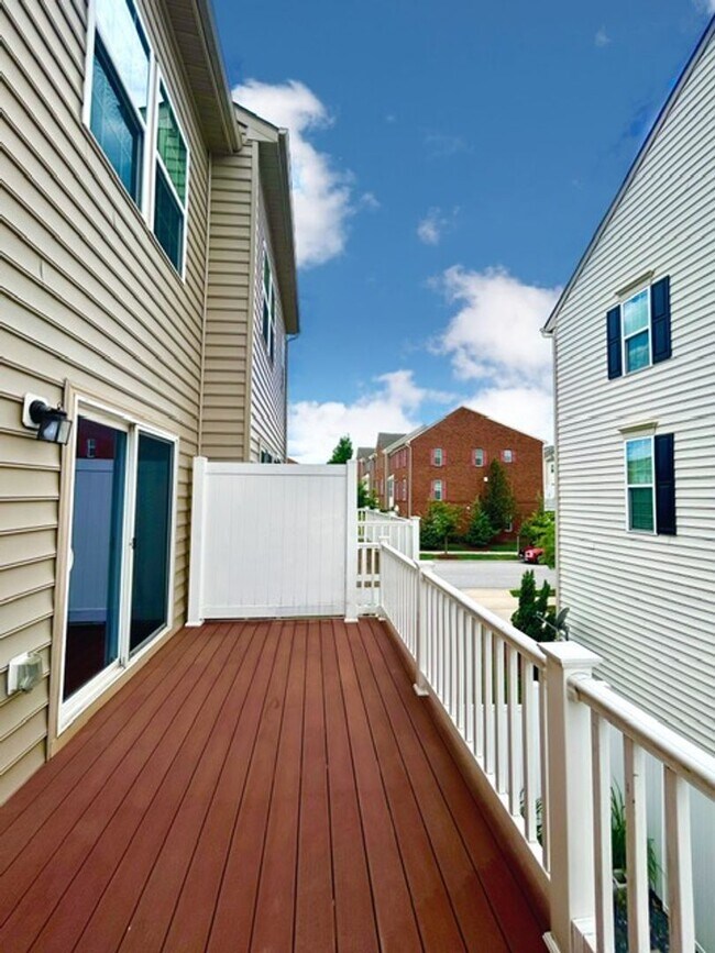 Building Photo - Welcome to the desirable Howard Square