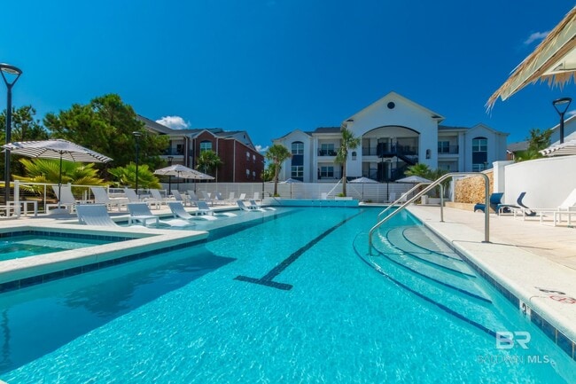 Building Photo - 20050 Oak Rd E